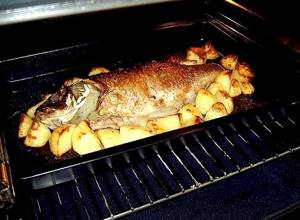 Как приготовить карася в духовке со сметаной и картошкой рецепт с фото