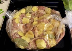 Картофель с мясом в рукаве в духовке рецепт с фото
