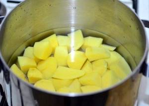 Картошка с тушенкой в кастрюле рецепт с фото пошагово