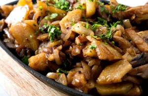 Картошка жареная с грибами в сметане рецепт с фото
