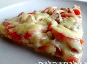 Пицца рецепт с колбасой и сыром и огурцами с фото