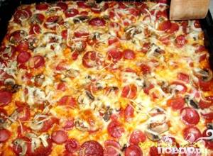 Рецепт домашней пиццы с колбасой и сыром в духовке