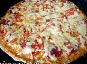 Рецепт пиццы в духовке с колбасой и сыром и помидорами