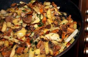 Жареная картошка с шампиньонами на сковороде рецепт с фото