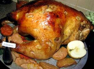 Курица фаршированная с яблоками в духовке рецепт с фото
