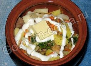 Курица в горшочках с картошкой и грибами в духовке рецепт с фото