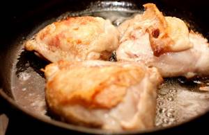 Куриные бедрышки на сковороде рецепт