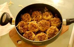 Макароны гнезда с фаршем на сковороде рецепт
