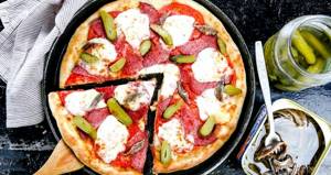 Пицца с колбасой и солеными огурцами и сыром фото рецепт