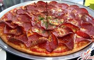 Пицца с колбасой и сыром и огурцами рецепт с фото
