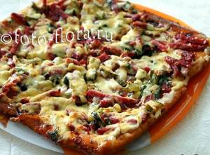 Пицца с колбасой и сыром солеными огурцами рецепт с фото