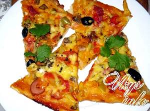 Пицца с колбасой сыром и солеными огурцами рецепт с фото