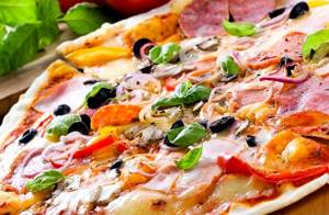 Пицца с сыром колбасой и солеными огурцами рецепт с фото