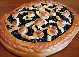 Пирог с черникой рецепт из дрожжевого теста с фото