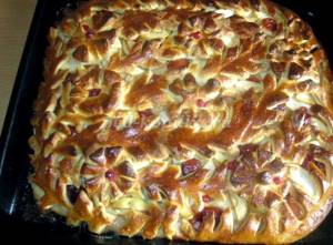 Пирог с яблоками из дрожжевого теста рецепт с фото пошагово в духовке