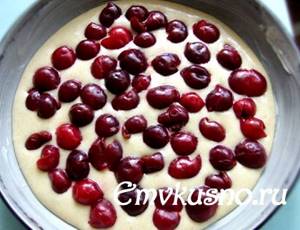Пирог с вишнями на кефире рецепт с фото