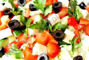 Рецепт греческого салата с брынзой и маслинами