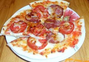 Рецепт пиццы с колбасой и сыром и помидорами в духовке
