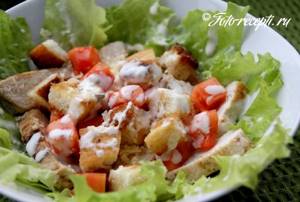 Рецепт салат цезарь классический с курицей и сухариками и помидорами