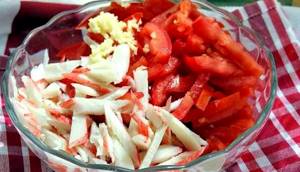 Рецепт салата с помидорами и крабовыми палочками