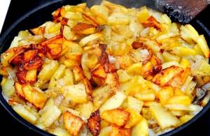 Рецепт жареной картошки с луком на сковороде