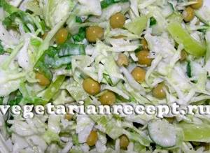 Салат из свежей капусты с зеленым горошком рецепт