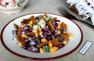 Салат с фасолью и кукурузой и сухариками рецепт с фото