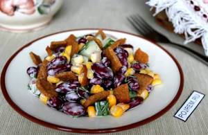 Салат с фасолью и сухариками и кукурузой рецепт с фото
