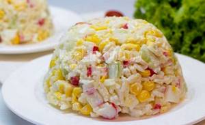 Салат с крабовыми палочками и кукурузой и рисом и огурцом рецепт