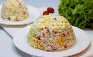 Салат с крабовыми палочками с рисом и кукурузой и огурцом рецепт