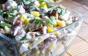 Салат с кукурузой и фасолью и сухариками рецепт с фото