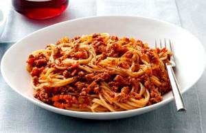 Спагетти с фаршем и томатной пастой рецепт