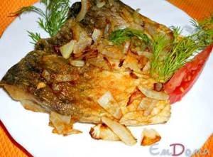 Жареная рыба на сковороде с луком рецепт с фото
